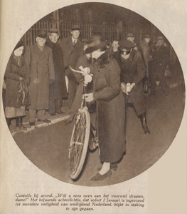 874712 Afbeelding van de jaarlijkse fietscontrole in de stad Utrecht, op verzoek van de Vereeniging Veilig Verkeer ...